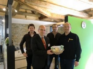 2013 Spendenübergabe an die Tafeln Kelheim, Raimund Fries Stadtrat von Kelheim nahm die Spenden in Empfang