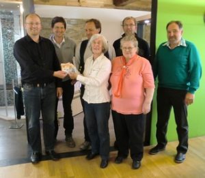 Die Spenden 2015 gingen an Tierhilfe Kelheim/Abensberg e.V.Es wurden 477,72 € an Spenden gesammelt und übergeben Von der Tierhilfe dabei: Frau Kaufmann (links) aus Kelheim und Frau Silbermann (rechts) aus Riedenburg. Da alle Mitglieder der Tierhilfe Ehrenamtlich tätig sind kommen die Spenden zu 100 % den Tieren zu Gunsten.