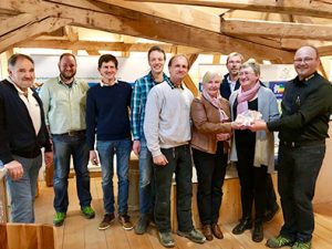 2018 Am 21.03.2018 konnten wir dem Verein "Würde im Alter ev." den Erlös der Spenden aus dem Kaffee und Kuchenverkauf unserer Energiesparmesse 2018 übergeben. Die Mitarbeiter und Familien der Baupromas haben Kuchen gespendet, kräftig mitgeholfen und somit viel am Erfolg der Messe beigetragen. Die Baupromas haben diese Spenden noch ergänzt, so dass eine stattliche Summe von 850 € für diesen guten Zweck übergeben werden konnte. Bild: Klein GmbH